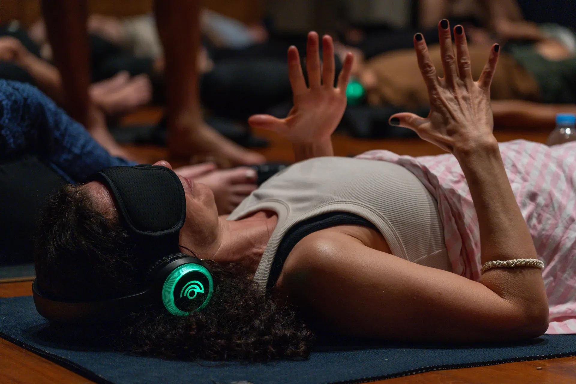Teilnehmerin mit Augenmaske und Kopfhörern während einer 9D-Breathwork-Session