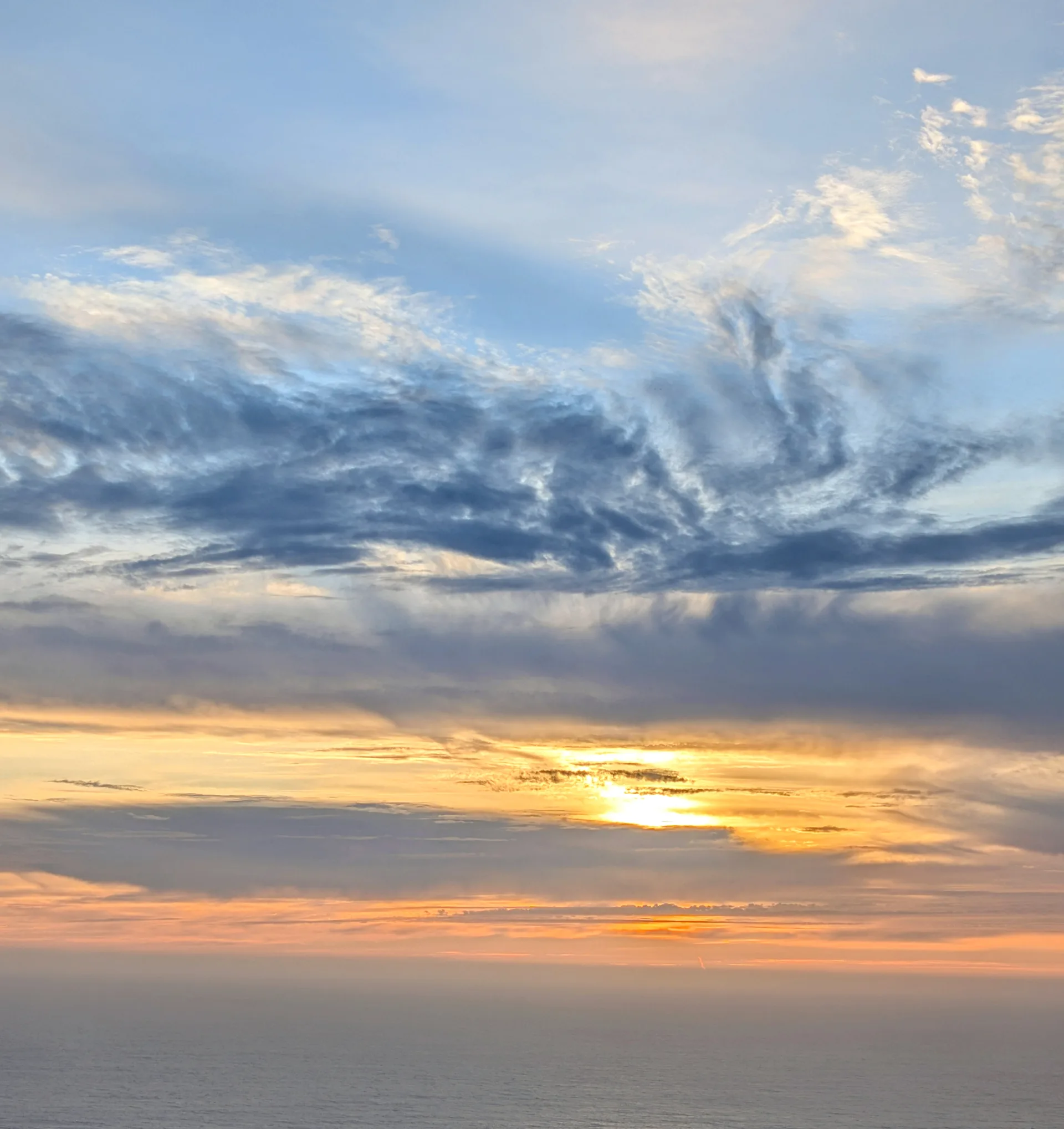 Weiter Himmel und ruhiges Licht über dem Horizont