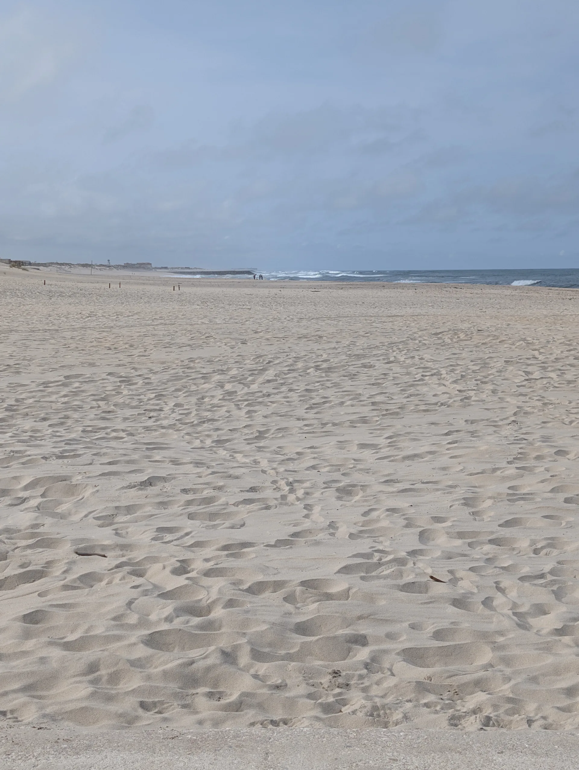 Weiter heller Strand und offener Horizont in Portugal