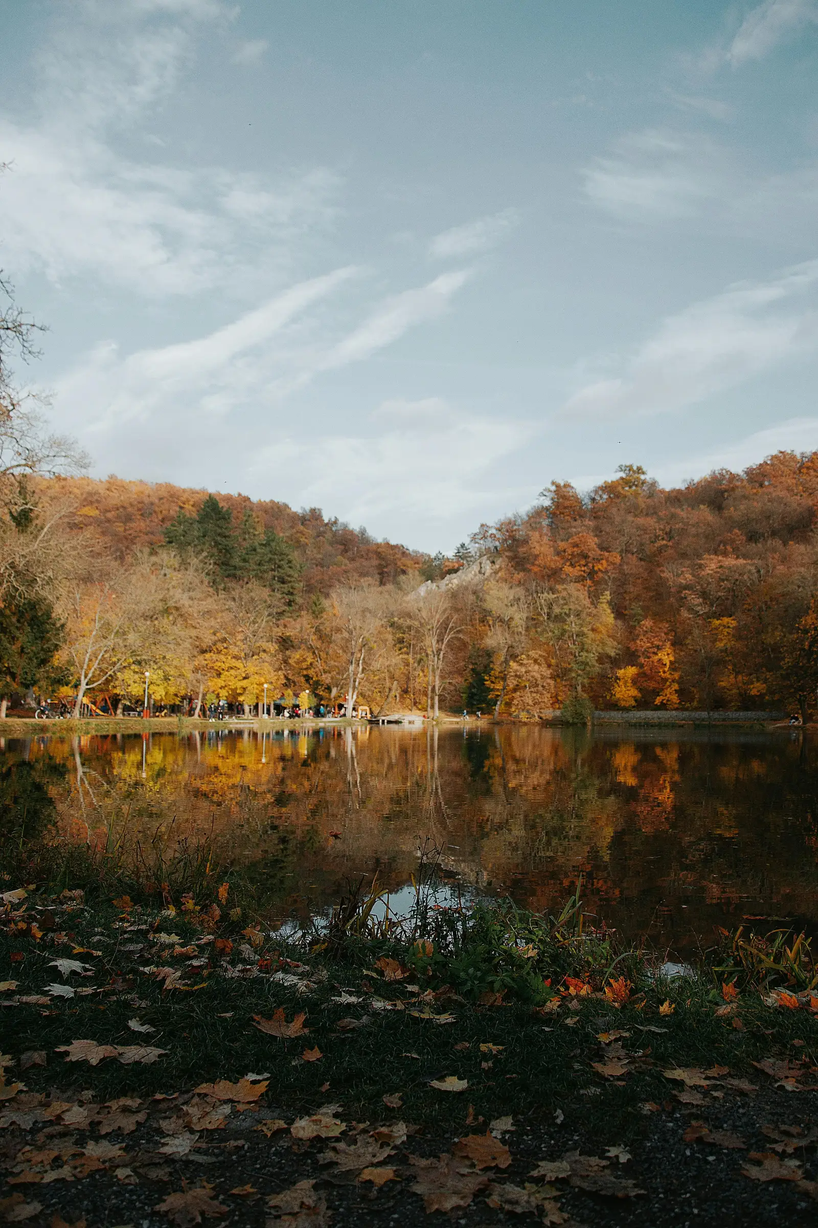 Herbstlicher See mit buntem Laub